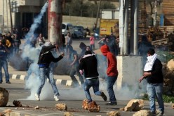 مواجهات عنيفة بين شبان فلسطينيين وقوات الاحتلال الصهيونية أمام منزل الأسير سامر العيساوي