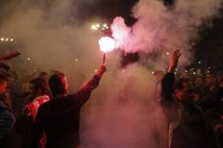 مشجعو نابولي يرشقون حافلة فريق مارسيليا بالحجارة