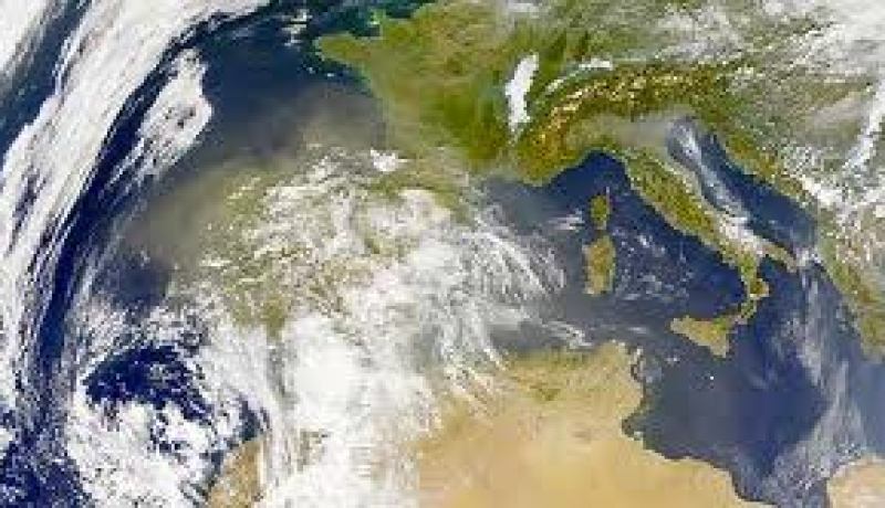 خبراء الأرصاد الجوية يحذرون من عاصفة شديدة تضرب بريطانيا