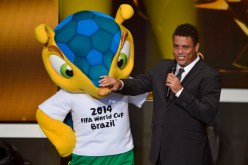 الظاهرة رونالدو يمازح نيمار في إعلان هواتف رائع