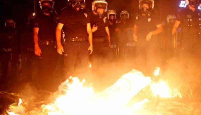 الشرطة التركية تستخدم الغاز والمياه لتفريق مظاهرة فى ميدان تقسيم