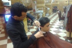 حلاق يجد عقربا في رأس زبون