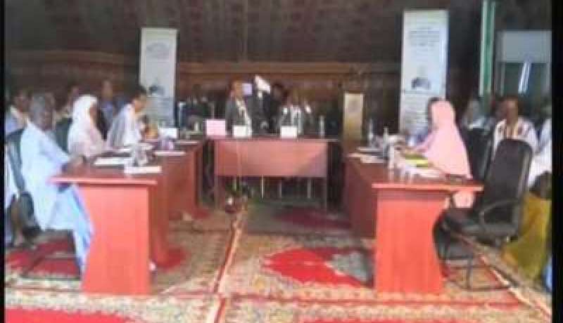 مدير إذاعة موريتانيا “يكمم” فم ناشط سياسي بيديه
