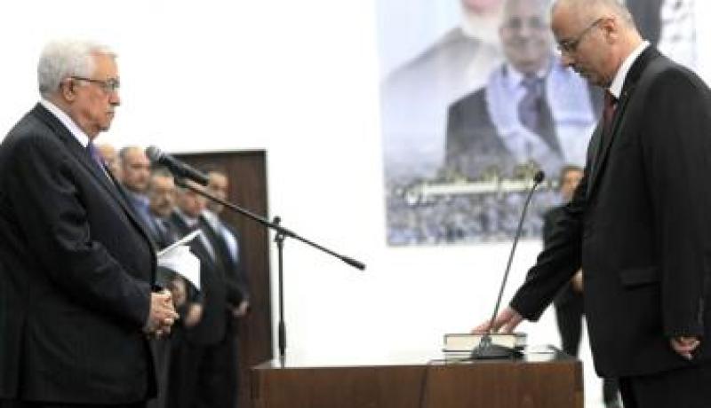 الحكومة الفلسطينية تؤدي اليمين بعيدا من الاعلام