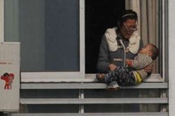 انقاذ طفل هددت والدته برميه من الطابق الثاني عشر