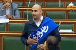 مصر : نائب في مجلس الشورى يرتدي وشاحا مكتوبا عليه “مطلوب رئيس جديد