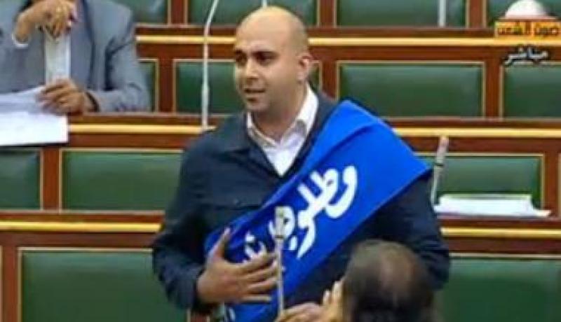 مصر : نائب في مجلس الشورى يرتدي وشاحا مكتوبا عليه “مطلوب رئيس جديد