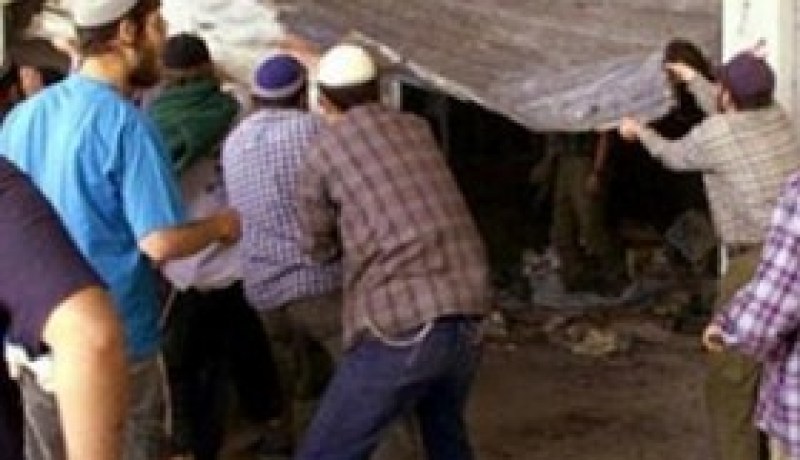 المستوطنون الصهاينة يحرقون 15 دونماً في قريوت ويمنعون المواطنين من اخمادها
