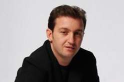 جمع غفير في استقبال جثمان الشاب عقيل بمطار الجزائر الدولي