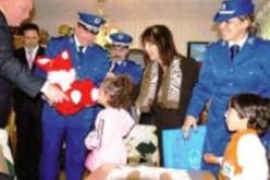 الشرطة الجزائرية تشارك ذوي الاحتياجات الخاصة أفراحهم