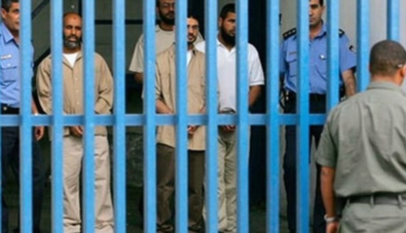 لجنة وزارية صهيونية تقر اطلاق سراح 26 أسيراً فلسطينياً
