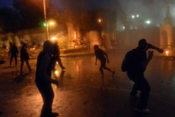 مصر: محتجون يستولون على سيارة شرطة ويحرقونها