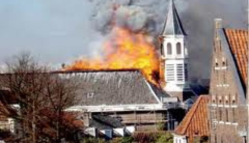 حريق ضخم يدمر متحفاً في نابولي جنوب ايطاليا