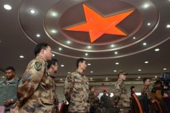 جنود صينيون يتمركزون في منطقة في جبال الهيمالايا المتنازع عليها مع الهند