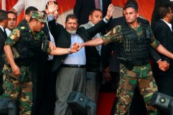 الشرطة المصرية تغلق مراكزها وتتوقف عن حراسة منزل مرسي