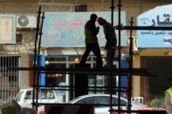 منظمة حقوقية سعودية تحقق في فيديو يظهر سعوديا يضرب خادمه الآسيوي ضربا مبرحا