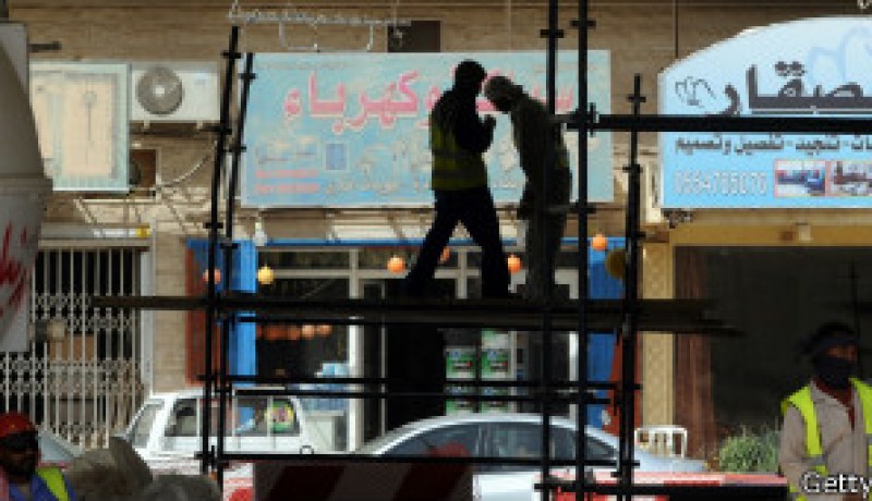 منظمة حقوقية سعودية تحقق في فيديو يظهر سعوديا يضرب خادمه الآسيوي ضربا مبرحا
