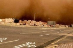 عاصفة رملية تغطي سماء الرياض وتفاجئ الناس