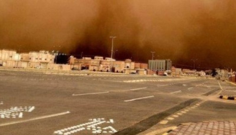 عاصفة رملية تغطي سماء الرياض وتفاجئ الناس