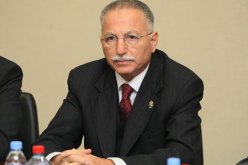 إحسان أوغلو يفوز بجائزة النجاح مدى الحياة