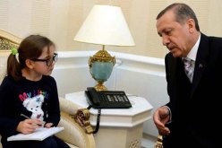 طفلة تركية تُجري مقابلة مع رئيس الوزراء أردوغان لأجل فرض منزلي