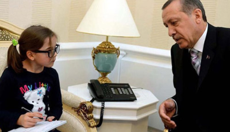 طفلة تركية تُجري مقابلة مع رئيس الوزراء أردوغان لأجل فرض منزلي