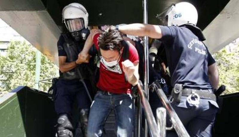 وزير الداخلية التركي : اعتقال 939 شخصاً في اكثر من 90 مظاهرة في ارجاء تركيا