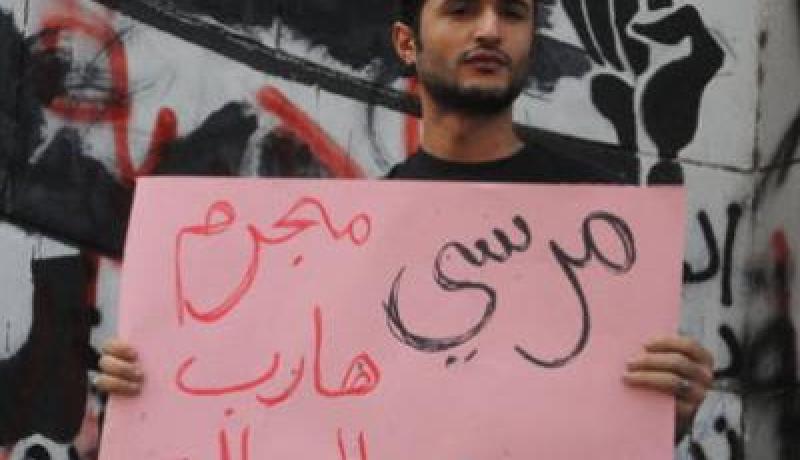 محكمة مصرية تأمر باستمرار حبس ناشط سياسي بتهمة إهانة مرسي