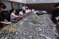 صيني غاضب يسدد غرامته بعملات معدنية