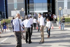 هزّة أرضية بقوة 7.8 ريختر بالإمارات تدفع السكان للخروج إلى الشوارع