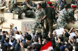 مصر: الجيش يهدد بحل البرلمان وواشنطن تطالب بتنحى مرسي