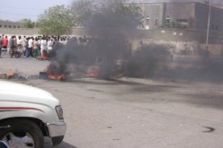 اليمن: محتجون يقطعون الطريق الرئيسية مع سلطنة عمان