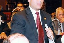 نائب مصري يطالب بإقالة رئيس الحكومة ووزير الداخلية