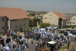 شباب المرابطين بالقدس يتصدى لمسيرة من المستوطنين اليهود متوجهة للأقصى