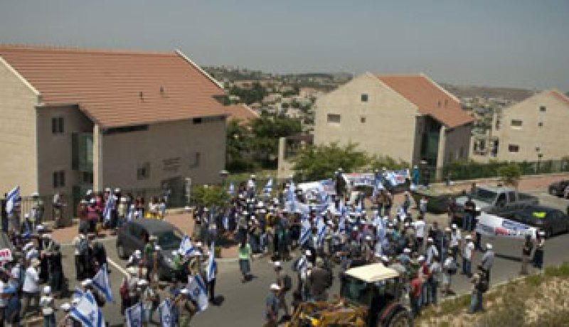 شباب المرابطين بالقدس يتصدى لمسيرة من المستوطنين اليهود متوجهة للأقصى