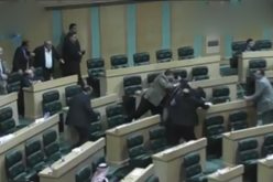 مشاجرة عنيفة وتراشق بعبوات المياه بين نائبين بالبرلمان الاردني