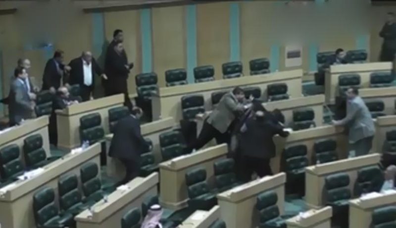 مشاجرة عنيفة وتراشق بعبوات المياه بين نائبين بالبرلمان الاردني