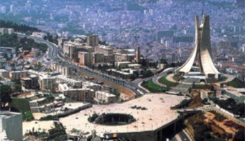 100 بناية مهدد ة بالانهيار في وسط العاصمة 90 بالمائة من البنايات لا تخضع إلى المخططات العمرانية و السلطات الوصية المتورط الأكبر في فوضى العمران آمال لكال كشفت الدراسة التي تقوم بها مديرية السكن المتعلقة بإحصاء البنايات الهشة على مستوى وسط العاصمة