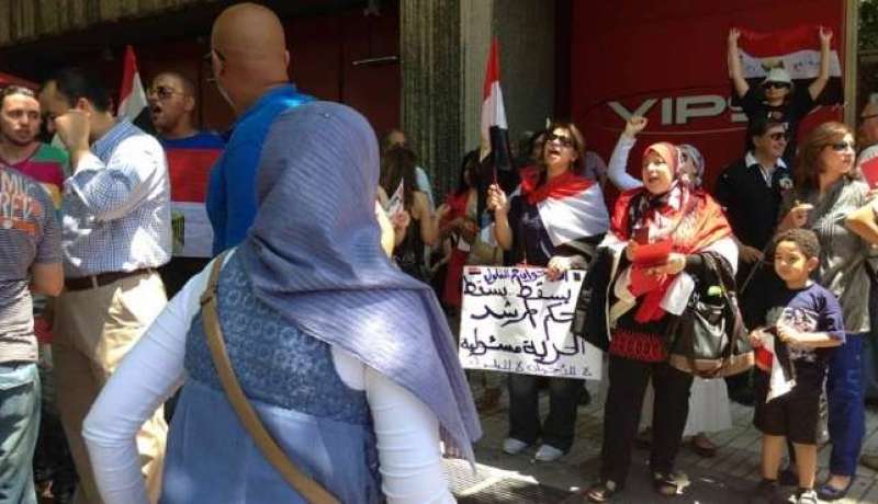 العاملون بالسفارة المصرية بإسبانيا ينضمون لمظاهرة “تمرد”