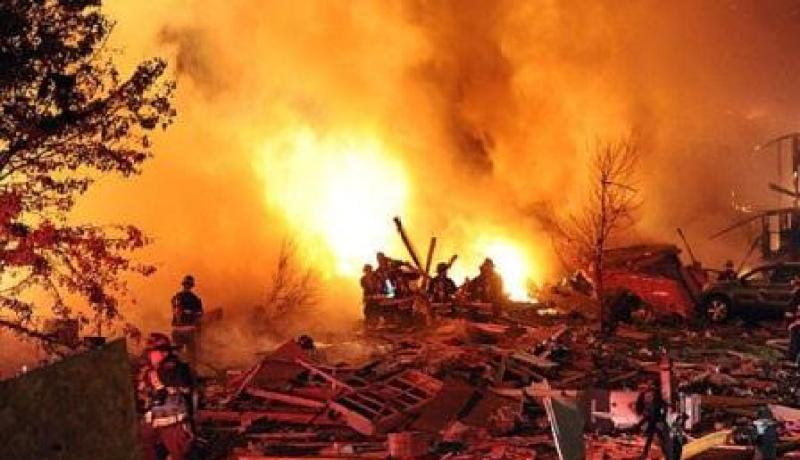 انفجار قطار يحمل مواد بترولية في بلدة كندية بعد خروجه عن مساره