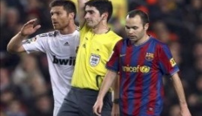 أونديانو حكم الكلاسيكو الذي يرعب برشلونة