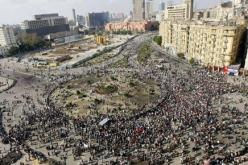 مئات المتظاهرين يقتحمون التحرير ويطردون الشرطة من الميدان
