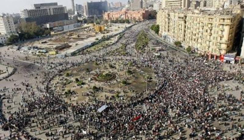 مئات المتظاهرين يقتحمون التحرير ويطردون الشرطة من الميدان