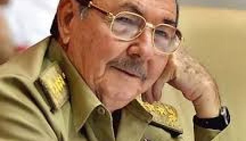 كاسترو يتعهد بالاستقالة في نهاية فترته الرئاسية ويُعد قيادة جديدة