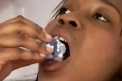 أمريكية تدمن على تناول مزيل العرق