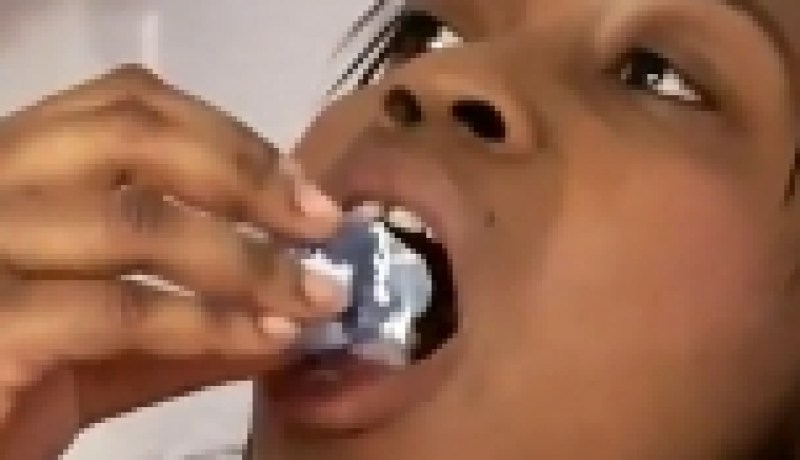 أمريكية تدمن على تناول مزيل العرق