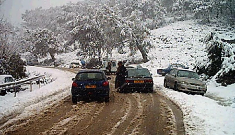 الجزائر طرق مغلوقة وعديدة القرى معزولة بسبب تراكم الثلوج