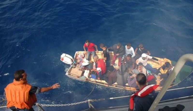 حراس الشواطئ بالغزوات توقف 15 مهاجر سري بسواحل تلمسان