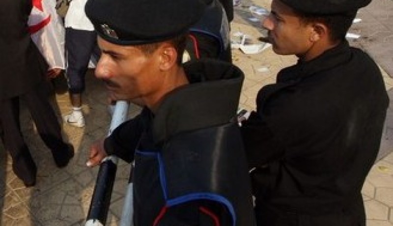 تجريد جزائريتين إحداهما حامل في شهرها السادس- من ثيابهما أمام حيوانات مصرية في غرف التفتيش