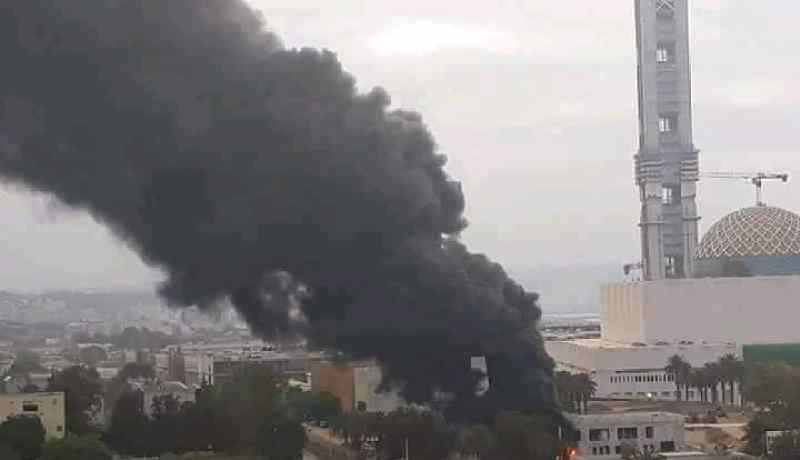 بالفيديو.. حريق مهول أمام المسجد الأعظم بالمحمدية